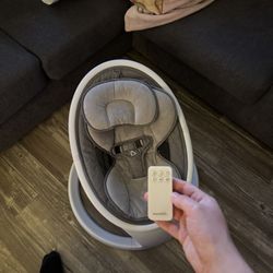Munchkin Baby Swing, Portable and Lightweight, Bluetooth Enabled Electric Infant Rocker with Natural Sway in 5 Ranges of Motion, Newborn Nursery Essen