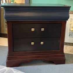 ** NIGHTSTAND/END TABLE **