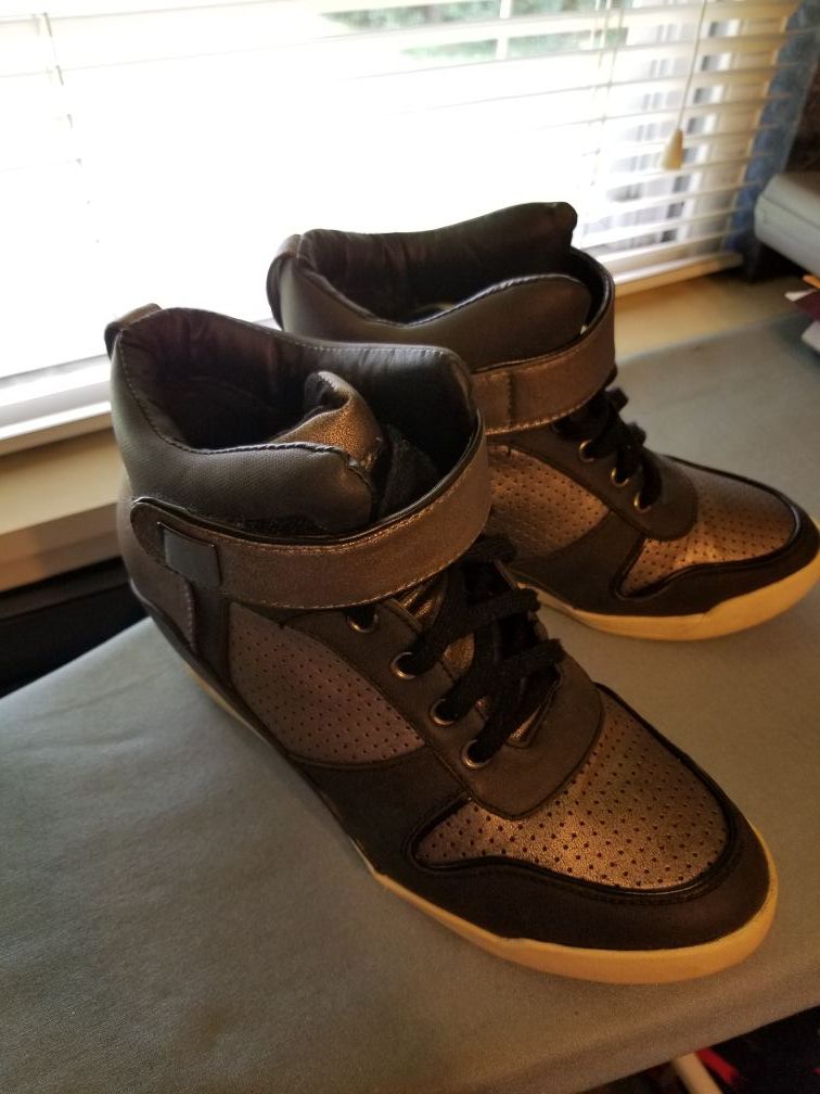 Sneaker shoe size 8 for Sale in Washington, PA - OfferUp