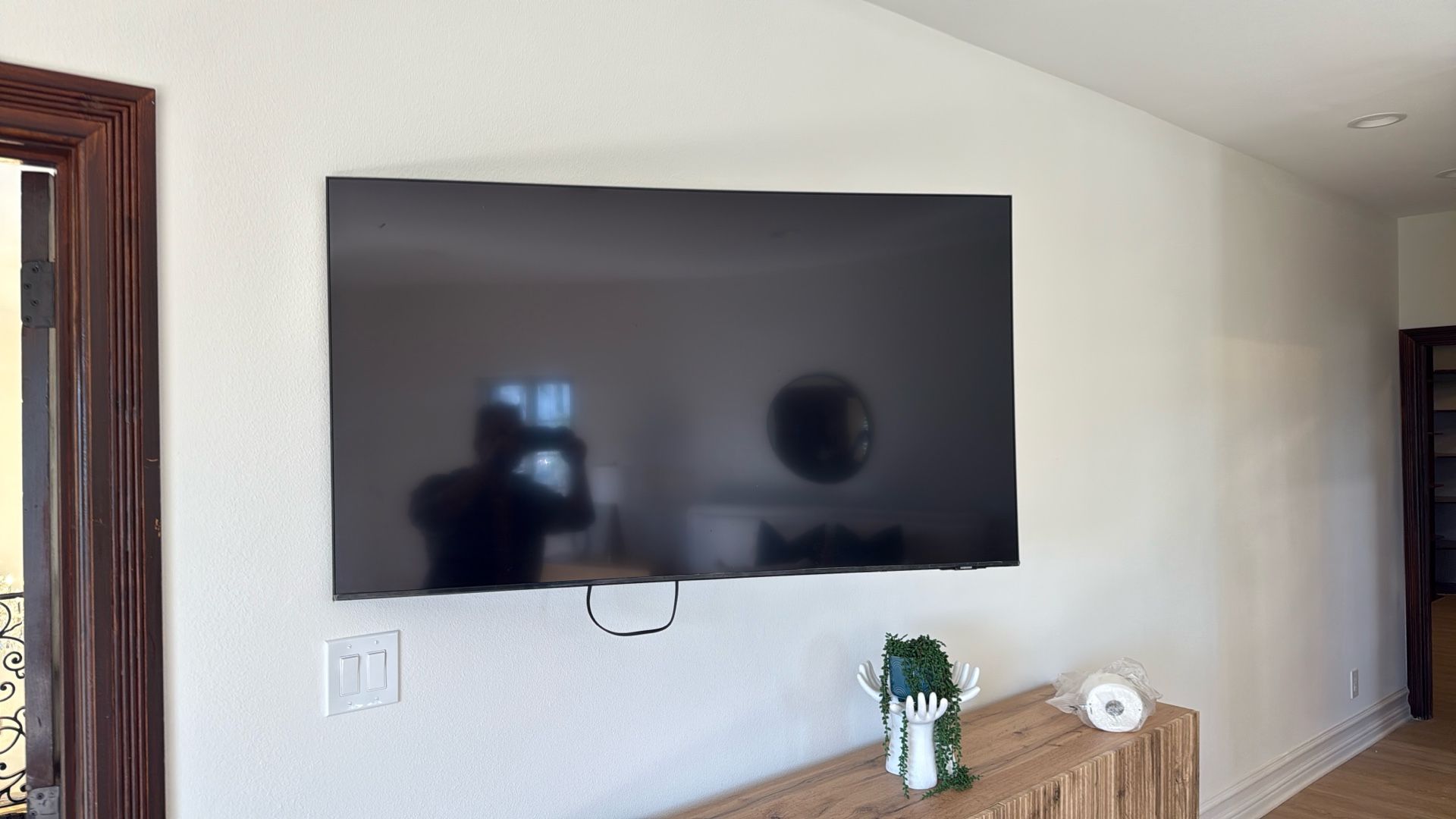 Samsung 55 In Flat Screen With Extended High End Wall Mount