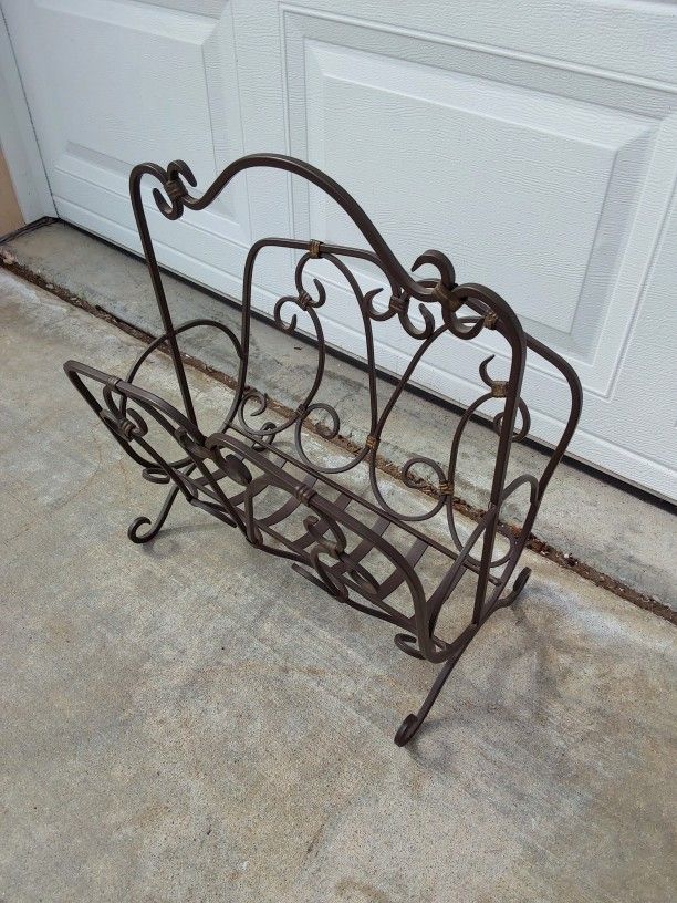 IRON MAGAZINE RACK