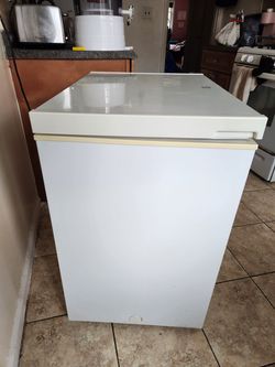 Kenmore Chest Freezer/ Deep Freezer 5 Cubic Feet for Sale in Colorado  Springs, CO - OfferUp