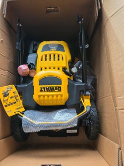 New Open Box DEWALT 21” Self-Propelled Gas Lawn Mower.- no bag