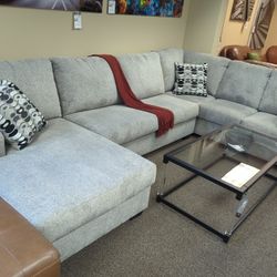 SECTIONAL NEW LIGHT GRAY COLOR 