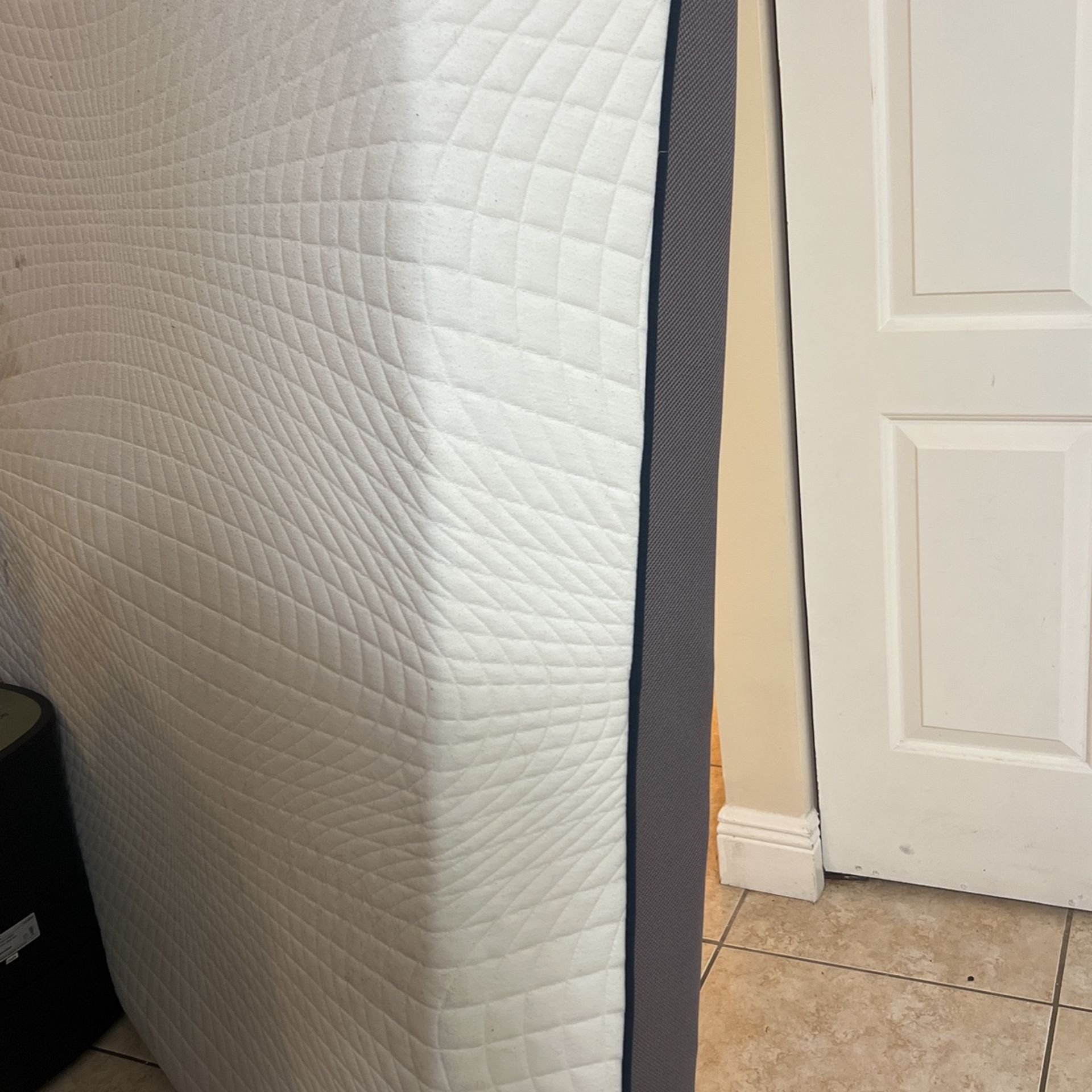 Free Memory foam Mattress & Boxspring for Sale in Fort Lauderdale, FL
