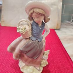Lladro Figurine "Sweet Scent" Girl - Great Mothers Day Present