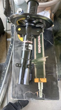 KYB Excel-G Strut Set For Minivan Caravans 