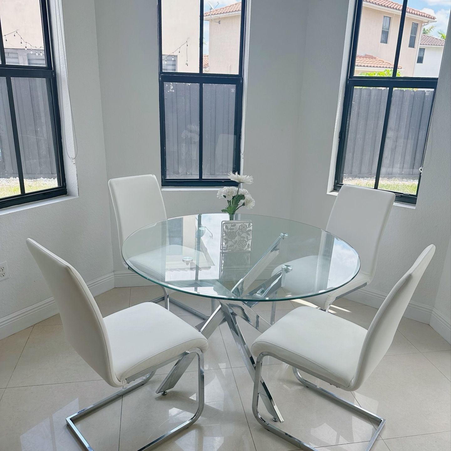 Glass Dining Table + 4 Chairs **Like New** - Mesa De Comedor + 4 Sillas Cuero Blanco En Perfectas Condiciones