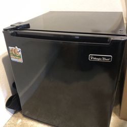 Magic Chef 1.7 Cubic Feet Mini Fridge 
