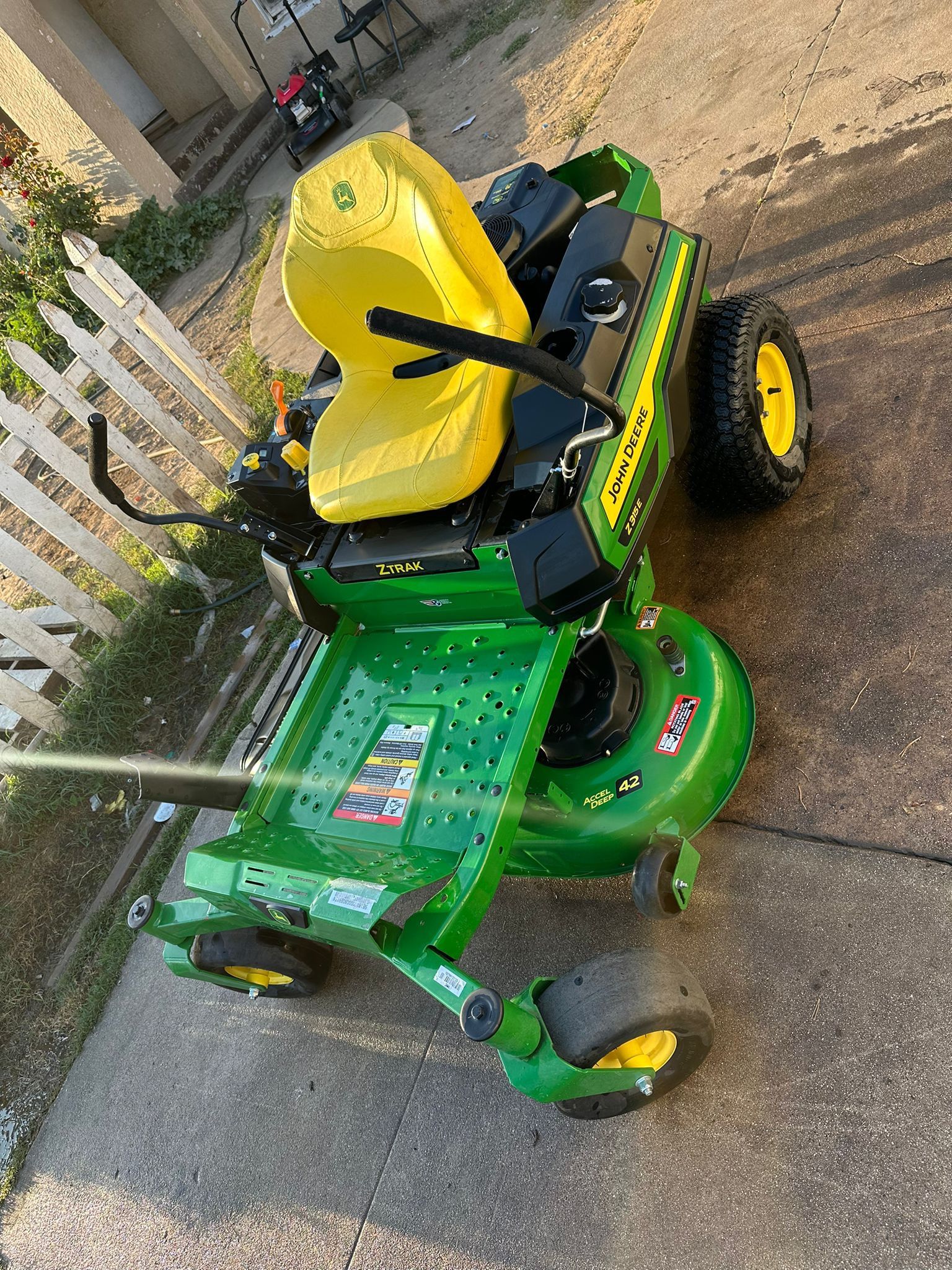John Deere Z315E 42 in. 20 HP Gas Dual Hydrostatic Zero Turn Riding Lawn Mower