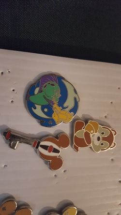 Disney trading pins Mickey key, Ariel