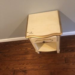 Nice Litte End Table