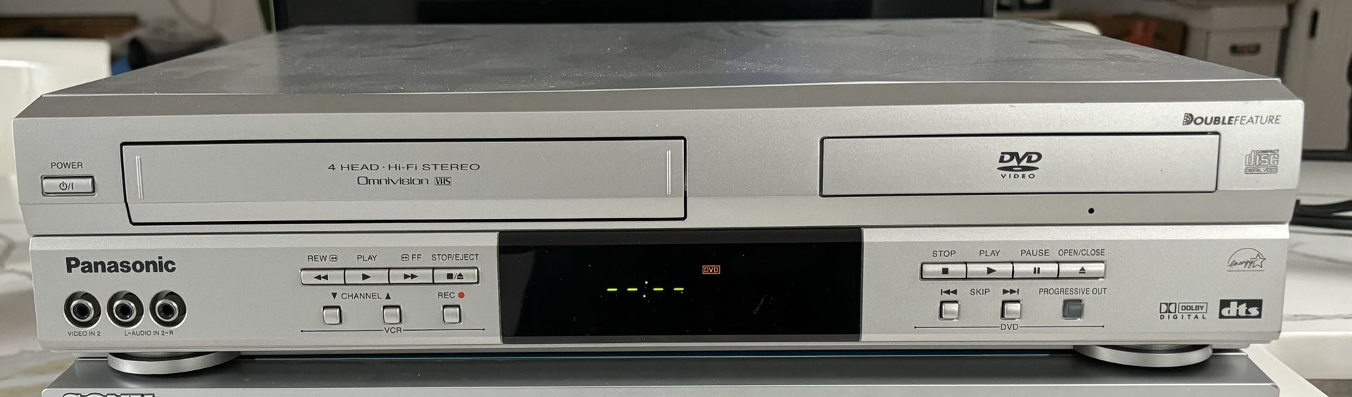 PANASONIC CR VIDEO CASSETTE RECORDER 4 HEAD VHS /DVD COMBO SILVER WITH REMOTE CONTROL