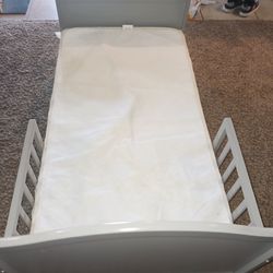 Clean like new toddler bed set
