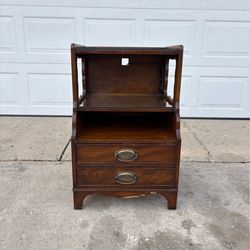 ‼️Heritage Henredon NIGHTSTAND WITH GLASS TOP FOR SALE 50$ OR BEST OFFER‼️DELIVERY AVAILABLE🚚