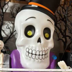 Halloween Skull With Blow Mold 