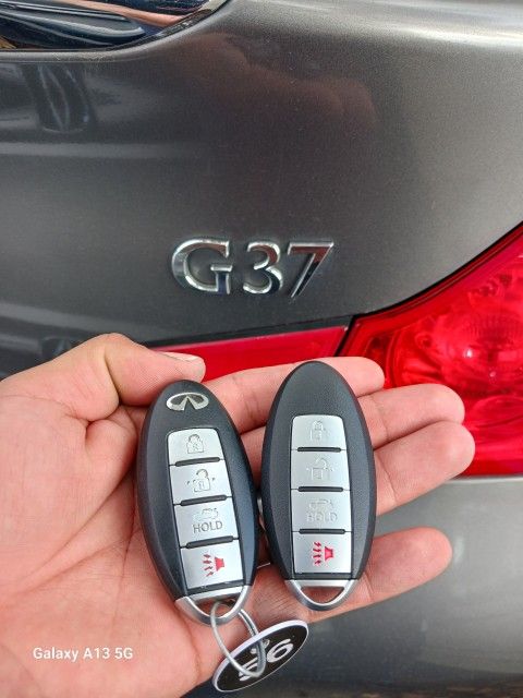 Car Keys And Remotes / Llaves De Carro Y Controlles