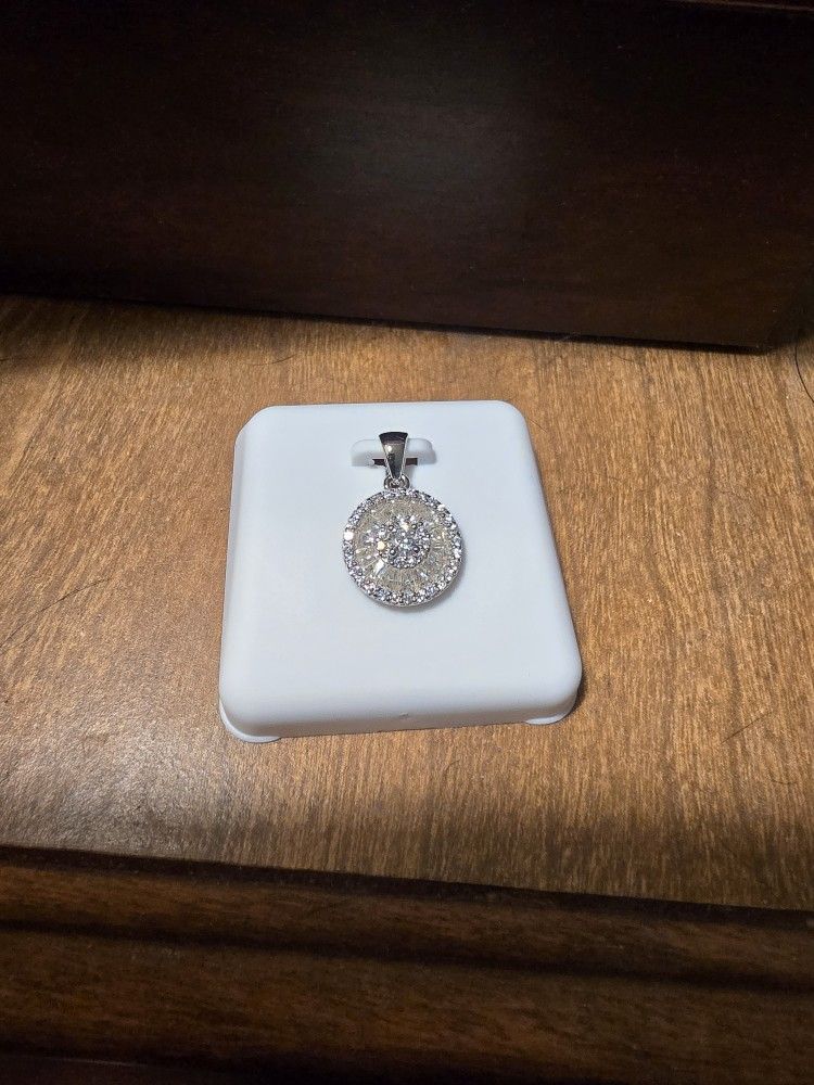 Moissanite pendant and necklace