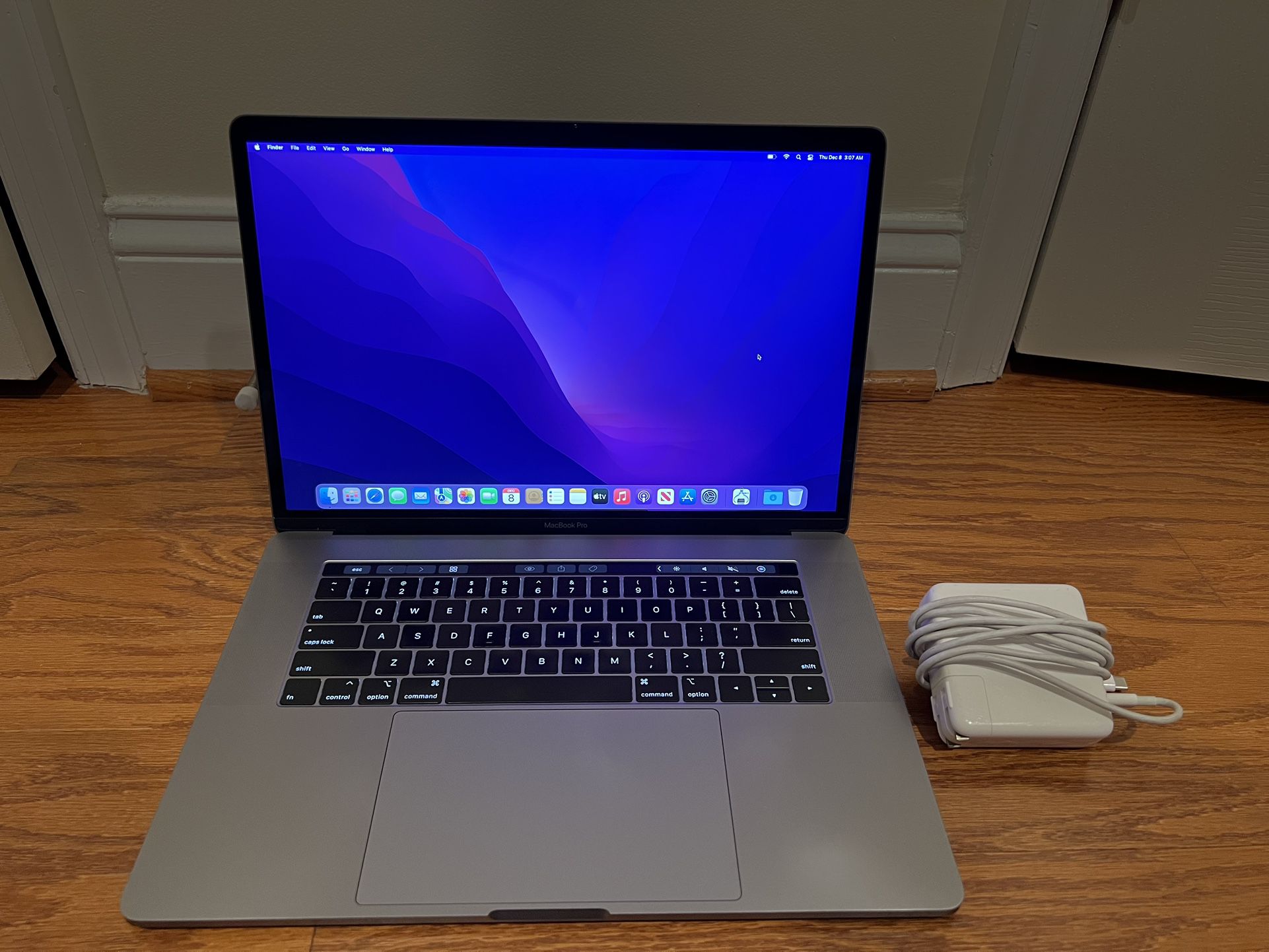 Apple Macbook Pro 15-inch Retina Touchbar (1TB, Six-Core i7, 4GB GPU)