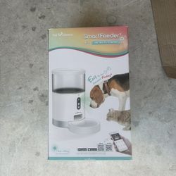 Automatic dog feeder