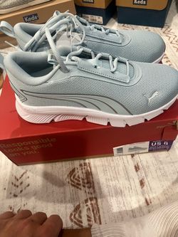Women’s sneakers size 8