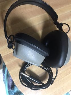 black and gray corded headphones for keyboard and stereo