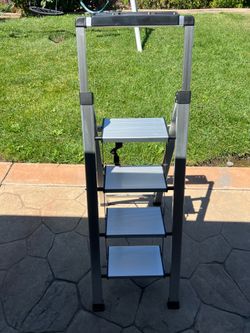 XinSunho aluminum 4 Step Ladder, Retractable Handgrip Folding Step Stool