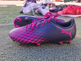 Pumas soccer cleats us size 4.5youth