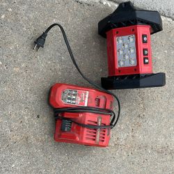 Milwaukee Work Light with 18v/12v Rapid Charger 