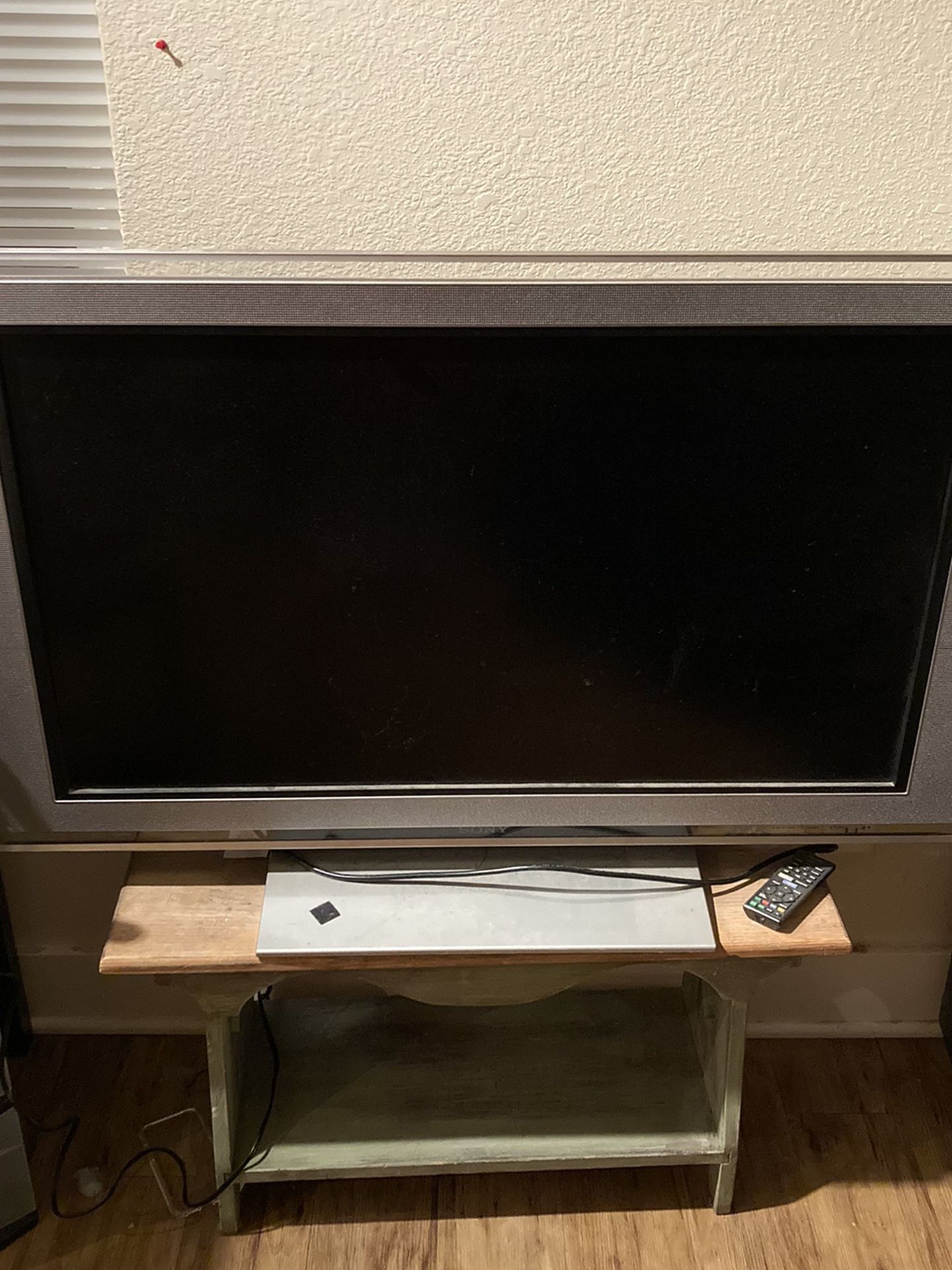 40 Inch Sony HDTV and Stand