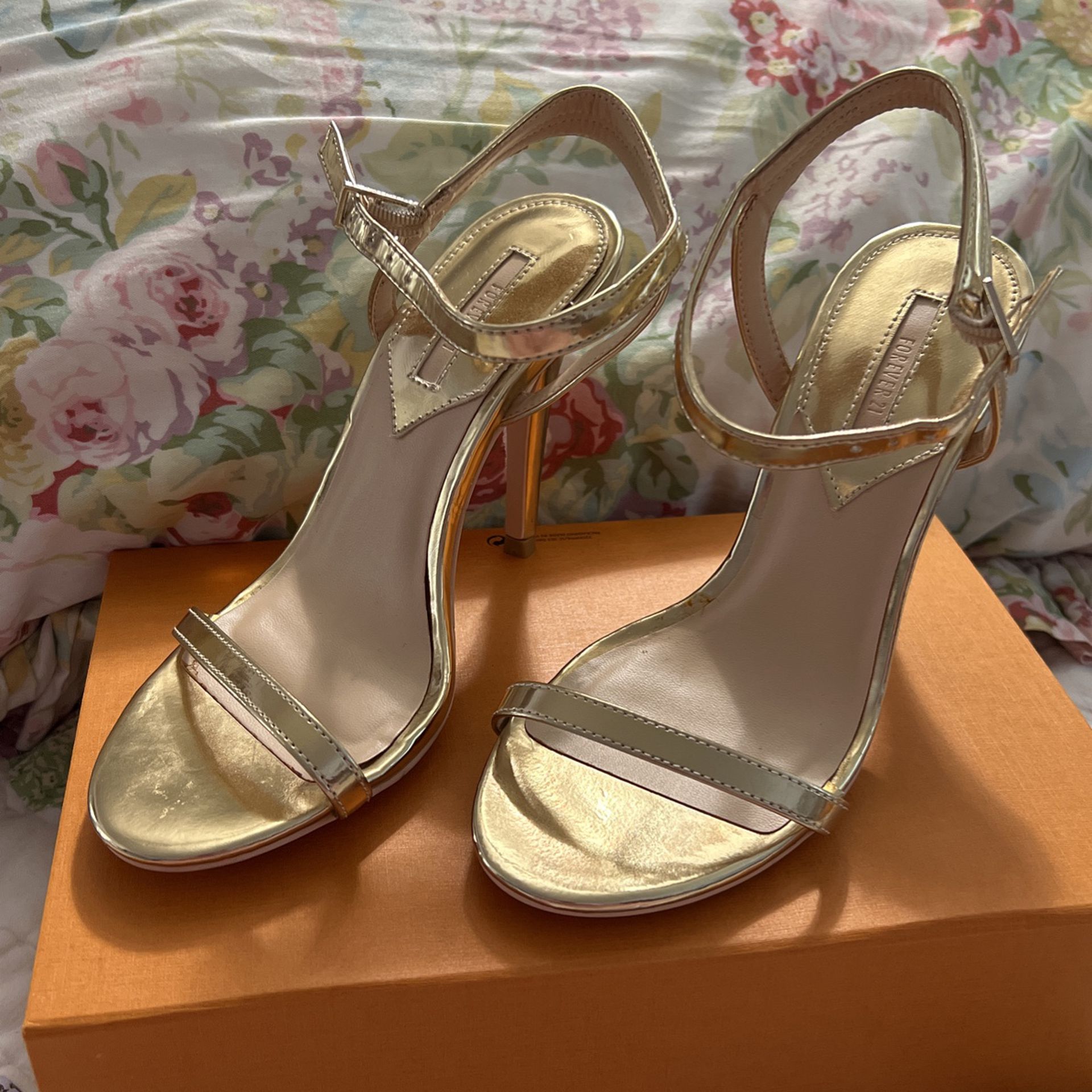 Pretty!!! New!Gold Dressy Heels 👠 