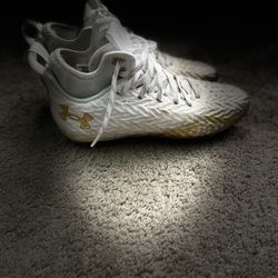 Under Armour Women’s White & Gold Football Cleats – Size 8.5