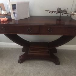 Hekman table beautiful !