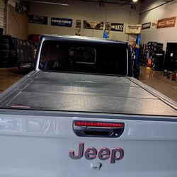 Jeep Gladiator  Trifold Hard Top Bed Cover  (New)