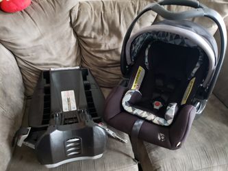 Click to connect infant carseat no stains new condition