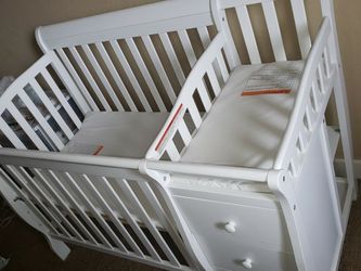 Beautiful Dream On Me Jayden 4-in-1 Mini Convertible Crib and Changer in White