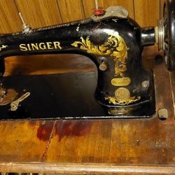 Antique ALl-Original Singer sewing machine from 1921