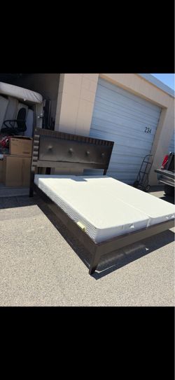 ❤️BEAUTIFUL KING SIZE BED FRAME WITH BOXSPRINGS❤️