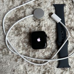 Selling Black Apple Watch SE 3rd Gen Gps in Perfect Condition 