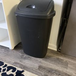Plastic Garbage Can With Lid.