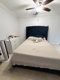 Queen size Blue suede tufted button upholstered vervet platform bed frame (Mattress not included).