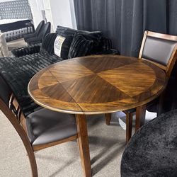 Stunning drop down dining set! $399 🤎✨