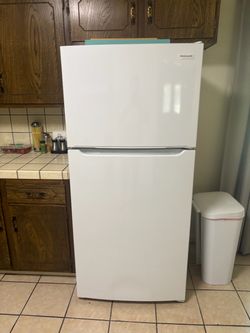 Frigidaire 18.3cuft refrigerator