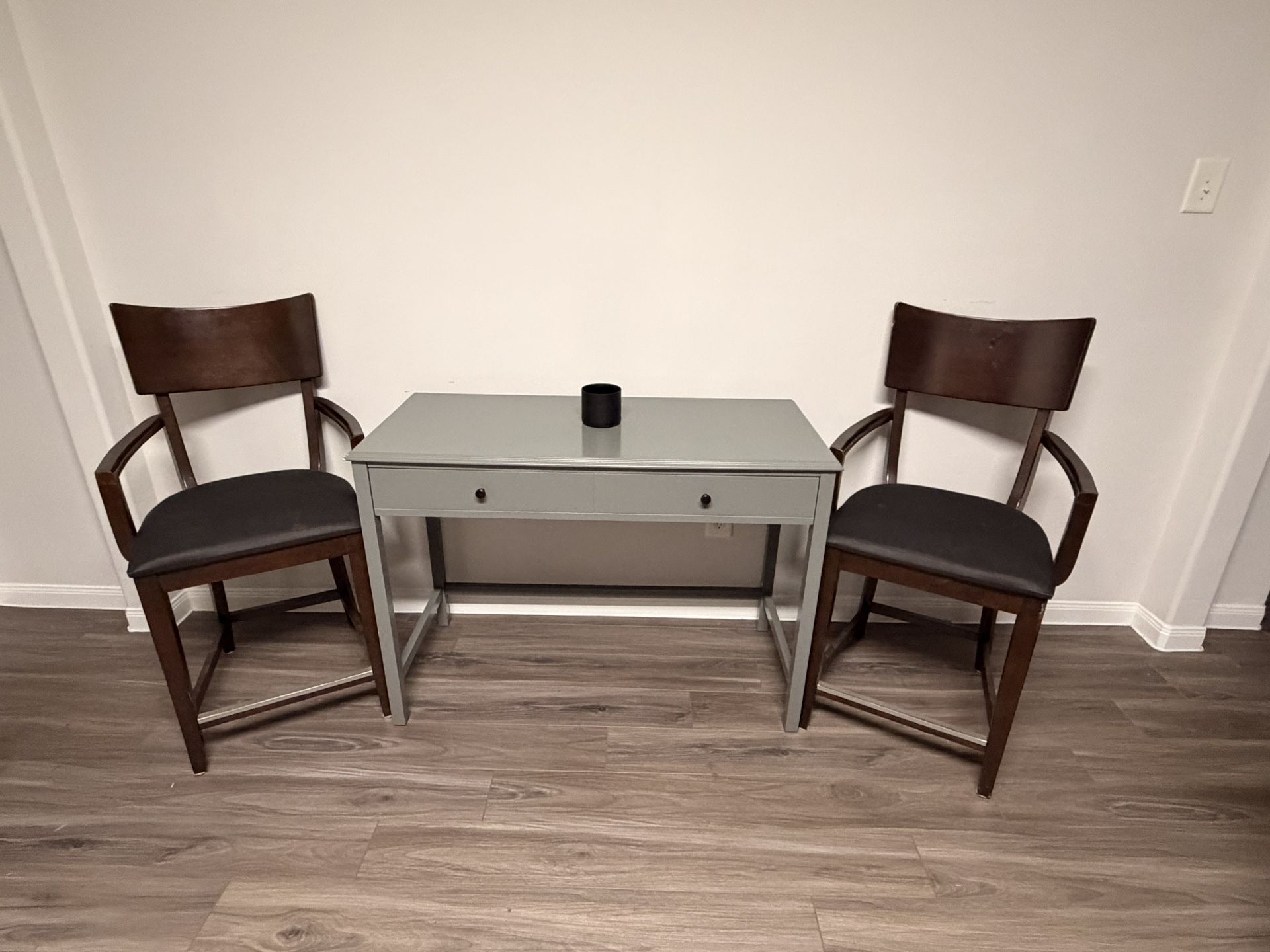 Table/ Chairs