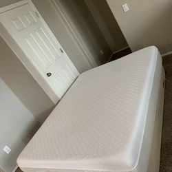 QUEEN TEMPURPEDIC MATTRESS AND FREE BOX SPRING