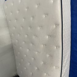Super Thick Pillow Top Queen Mattress 150. Must Go This Week. I Can Also Deliver.