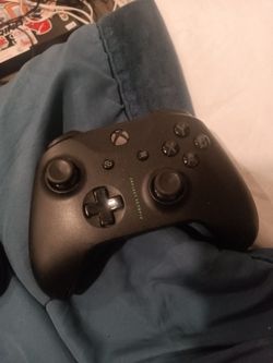 Project Scorpio Xbox controller with rechargeable battery pack
