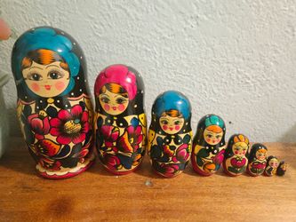 Beautiful Vintage 8 Piece Russian Nesting Dolls Great Colors