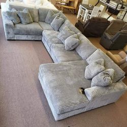Lindyn Fog 5pc RAF Chaise Sectional Couch