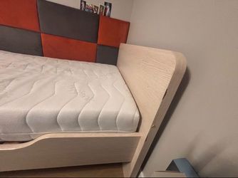 Twin bed and desk set
